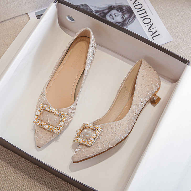 アイボリーテクスチャードサテンポインテッドトゥキトゥンヒール - Women'S Formal Wear For Wedding のレビューと価格